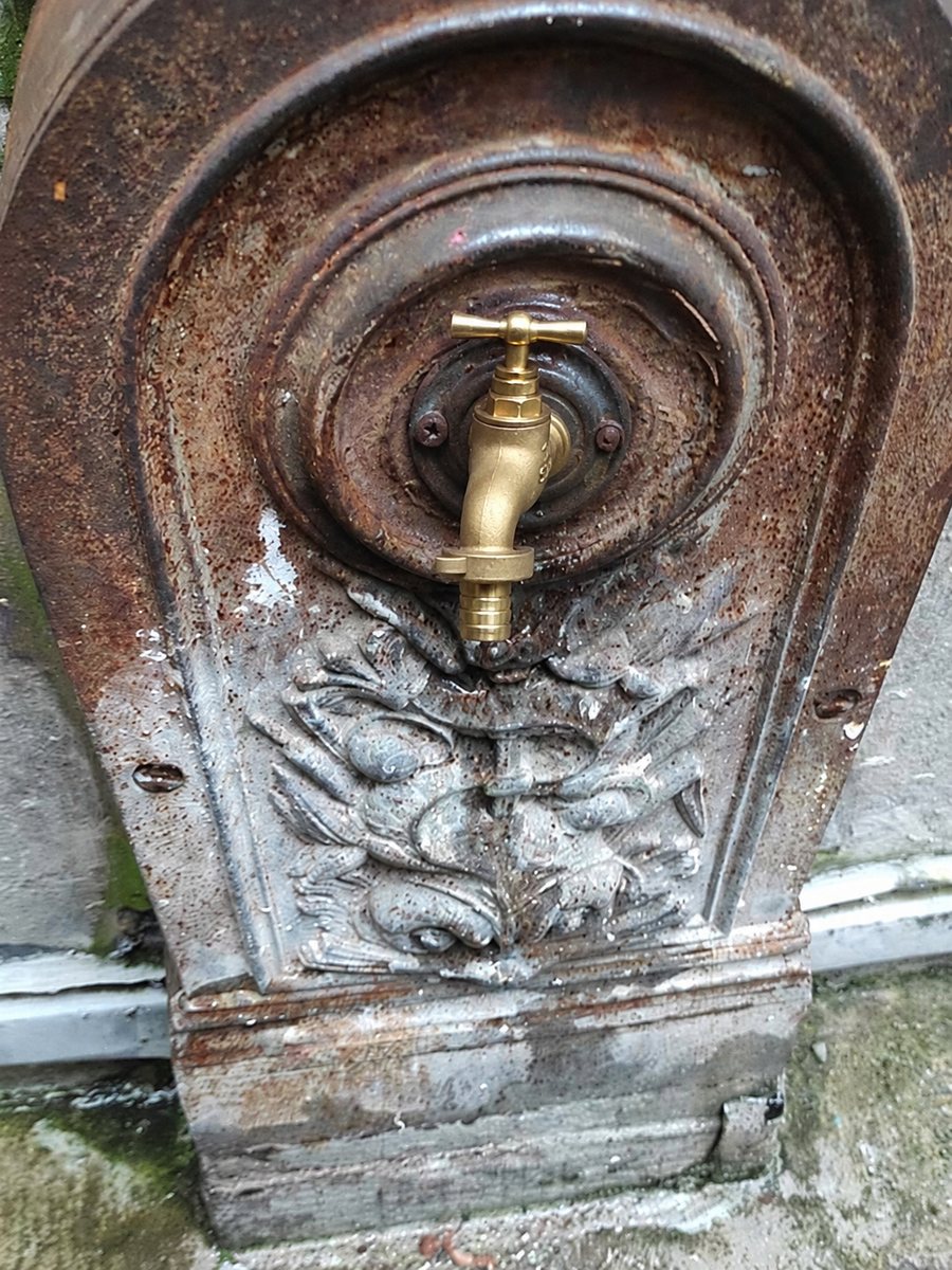 Fontaine en fonte avec son nouveau robinet en laiton