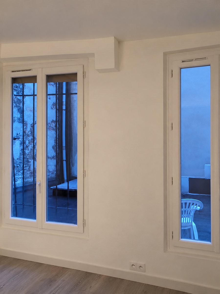 Pièce après isolation thermique par l’intérieur : murs lisses et blancs