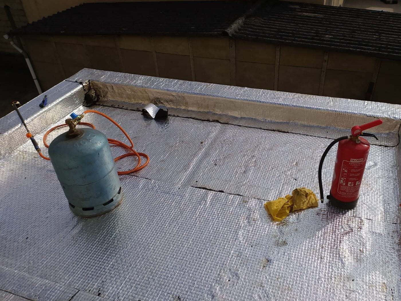 Toit terrasse après réfection de l’étanchéité : membrane aluminium posée au chalumeau, relevés sur trois côtés