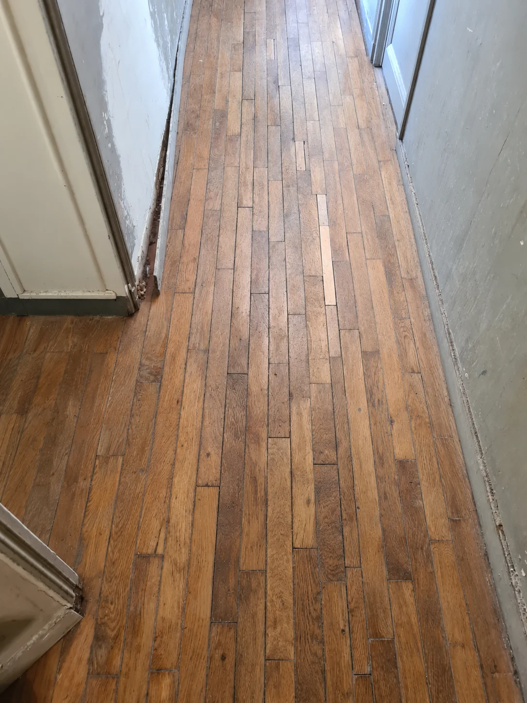 Parquet après réparation, sur toute la longueur du couloir