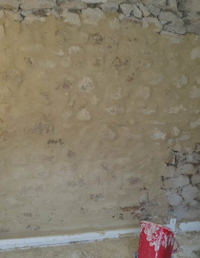 après réfection mur en pierre en sous sol avec enduit chaux-ATC BAT